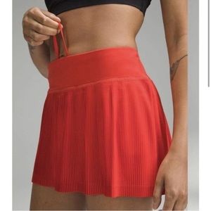 Lululemon pleat to street mid-rise skirt color: hot heat size:6